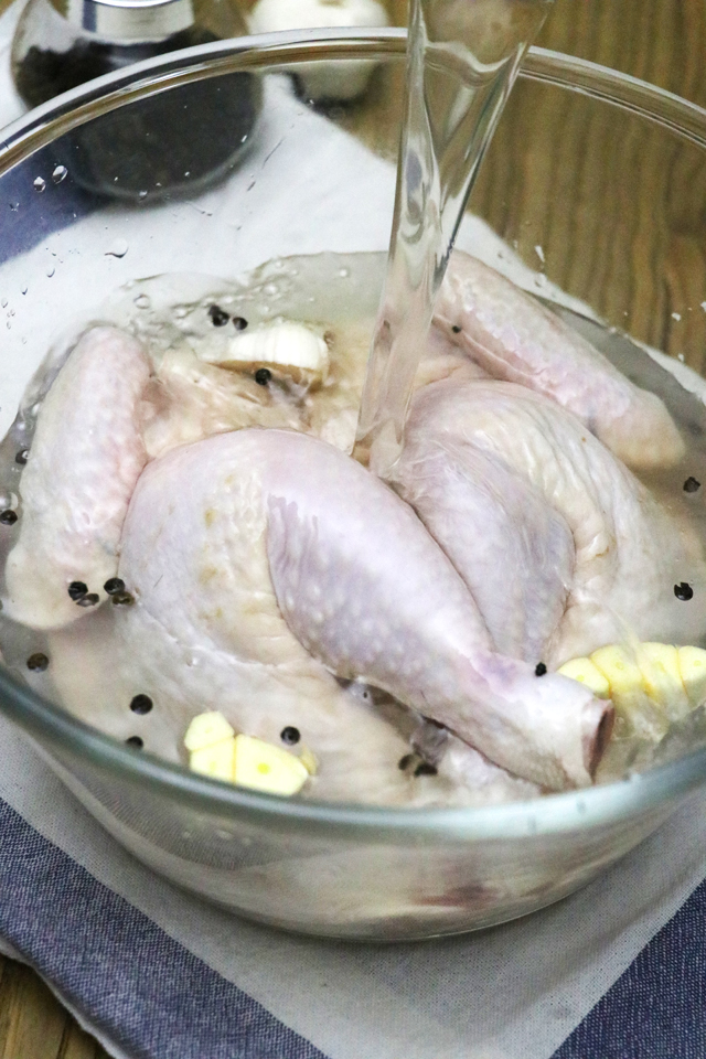 Learn the basic brine for whole chicken for a moist roasted chicken that packs so much flavor in every bite! | www.foxyfolksy.com